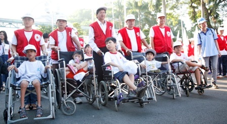 Đồng hành cùng nạn nhân chất độc màu da cam, người khuyết tật - 1 Các em nhỏ nạn nhân chất độc da cam tham gia đồng hành với chương trình