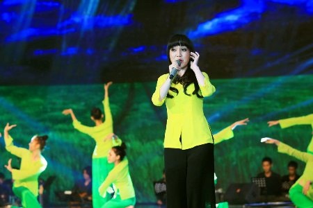 Hà Vân cũng mượt mà không kém trong nhạc phẩm