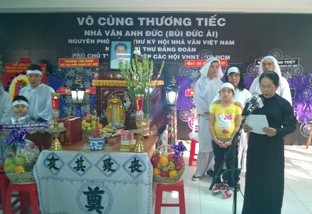 NSND Trà Giang cùng đồng nghiệp và gia đình tiễn đưa tác giả “Hòn đất” - 4 Đại diện ban tổ chức tang lễ đọc điếu văn tại lễ truy điệu
