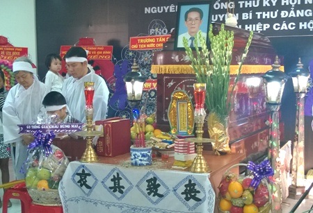 NSND Trà Giang cùng đồng nghiệp và gia đình tiễn đưa tác giả “Hòn đất” - 5 Không khí trang nghiêm tại lễ truy điệu