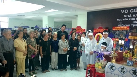 NSND Trà Giang cùng đồng nghiệp và gia đình tiễn đưa tác giả “Hòn đất” - 6 Đông đảo người thân của nhà văn đã đến tiễn đưa