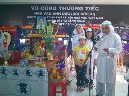 NSND Trà Giang cùng đồng nghiệp và gia đình tiễn đưa tác giả “Hòn đất” - 8 Con trai nhà văn Anh Đức xúc động phát biểu tại lễ truy điệu