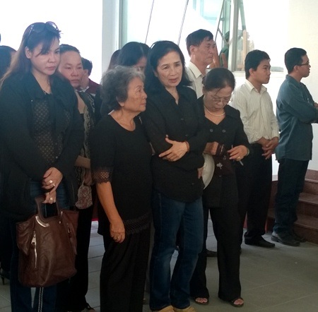 NSND Trà Giang cùng đồng nghiệp và gia đình tiễn đưa tác giả “Hòn đất” - 2 NSND Trà Giang cùng đồng nghiệp và gia đình tiễn đưa tác giả “Hòn đất”