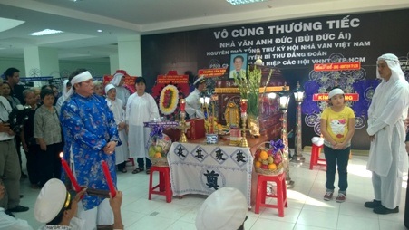 NSND Trà Giang cùng đồng nghiệp và gia đình tiễn đưa tác giả “Hòn đất” - 9 Nghi thức làm lễ động quan được thực hiện trang trọng