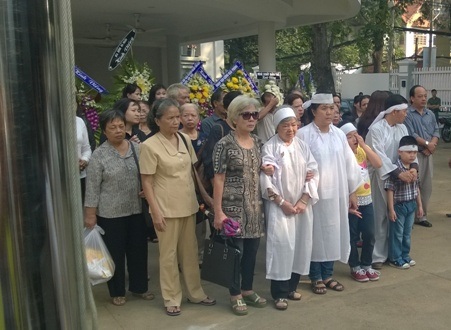 NSND Trà Giang cùng đồng nghiệp và gia đình tiễn đưa tác giả “Hòn đất” - 10 Dòng người tiễn đưa nhà văn Anh Đức về cõi vĩnh hằng