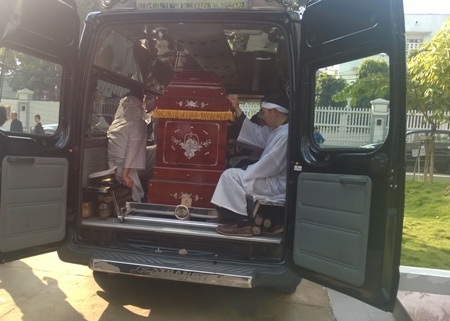 NSND Trà Giang cùng đồng nghiệp và gia đình tiễn đưa tác giả “Hòn đất” - 11 Xe tang lăn bánh trong sự tiếc thương của mọi người...