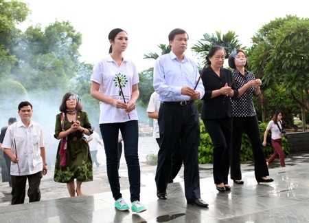 Hoa hậu Ngọc Hân "đội nắng" trồng cây ở Điện Biên Phủ - 1 Hoa hậu Ngọc Hân đội nắng trồng cây ở Điện Biên Phủ