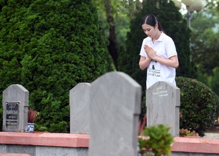 Hoa hậu Ngọc Hân "đội nắng" trồng cây ở Điện Biên Phủ - 4 Hoa hậu thành tâm tưởng niệm và thắp hương cho mộ phần của các chiến sĩ nơi đây.