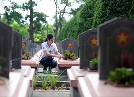Hoa hậu Ngọc Hân "đội nắng" trồng cây ở Điện Biên Phủ - 5 Hoa hậu thành tâm tưởng niệm và thắp hương cho mộ phần của các chiến sĩ nơi đây.