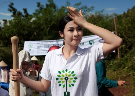 Hoa hậu Ngọc Hân "đội nắng" trồng cây ở Điện Biên Phủ - 10 Nhân dịp này, Ngọc Hân cũng chính thức trở thành đại sứ của Quỹ một triệu cây xanh do
