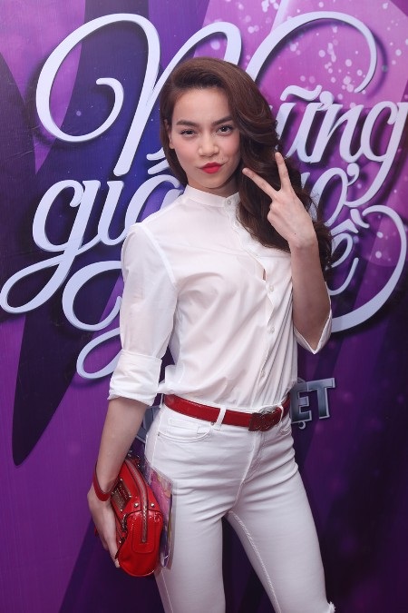 Hồ Ngọc Hà và Đông Nhi rạng rỡ ký tặng fan - 1 Hồ Ngọc Hà và Đông Nhi rạng rỡ ký tặng fan