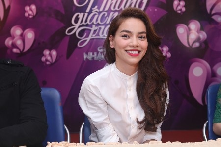 Hồ Ngọc Hà và Đông Nhi rạng rỡ ký tặng fan - 2 Nữ ca sĩ luôn nở nụ cười tươi trước ống kính.