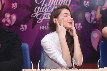 Hồ Ngọc Hà và Đông Nhi rạng rỡ ký tặng fan - 3 Và còn có những kiểu tạo hình rất đáng yêu dành cho các fan của mình.