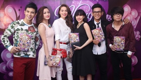 Hồ Ngọc Hà và Đông Nhi rạng rỡ ký tặng fan - 5 Buổi ký tặng dành cho các fan món quà là CD album