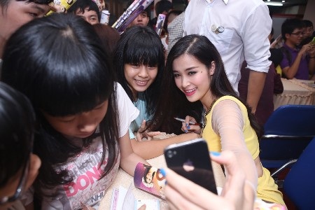 Hồ Ngọc Hà và Đông Nhi rạng rỡ ký tặng fan - 8 Nữ ca sĩ được các fan vây quanh chụp ảnh và nhận CD album ký tặng.