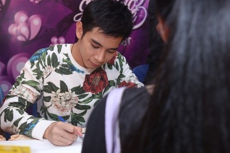 Hồ Ngọc Hà và Đông Nhi rạng rỡ ký tặng fan - 9 Hồ Vĩnh Khoa ký tặng khán giả trong buổi giao lưu