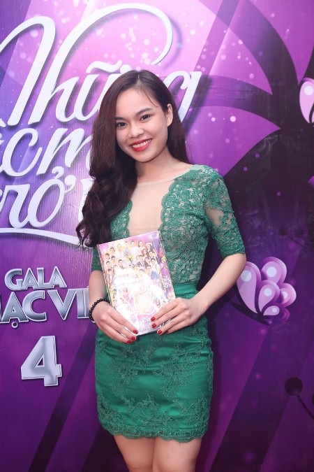 Hồ Ngọc Hà và Đông Nhi rạng rỡ ký tặng fan - 10 Giang Hồng Ngọc, học trò của Hồ Ngọc Hà tại X-Fator cũng đến dự sự kiện này.