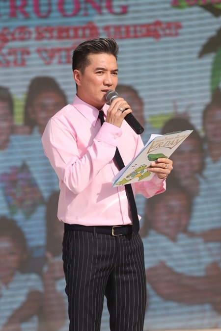 Mặc dù nắng chiều vẫn chưa tắt nhưng Mr.Đàm vẫn tươi tắn đội nắng thực hiện vai trò của mình