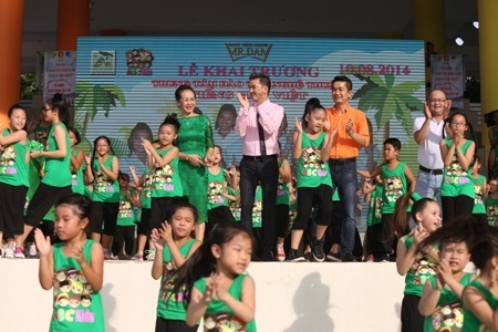 Trước đó, anh đến rất đúng giờ để kịp thực hiện các nghi thức cho buổi khai trương