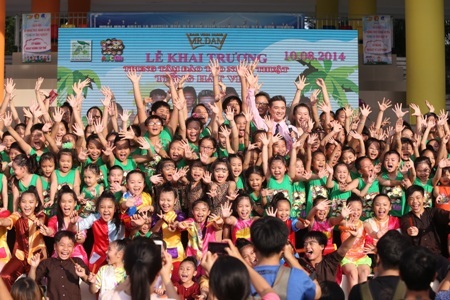 Mr. Đàm được vây quanh bởi các em nhỏ ở nhà thiếu nhi Q.10, TPHCM