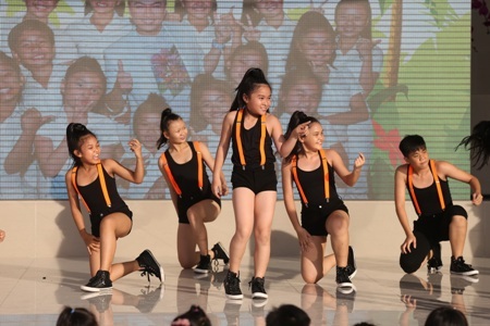 Các bé còn góp vui bằng những tiết mục văn nghệ dễ thương