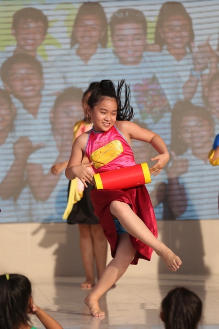 Màn múa dân gian Trống cơm của các bé gái 