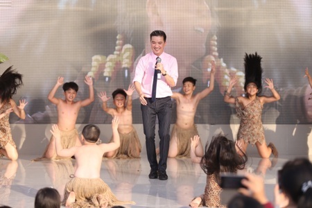 Đàm Vĩnh Hưng cũng dành tặng đến khán giả nhiều ca khúc ở cuối chương trình