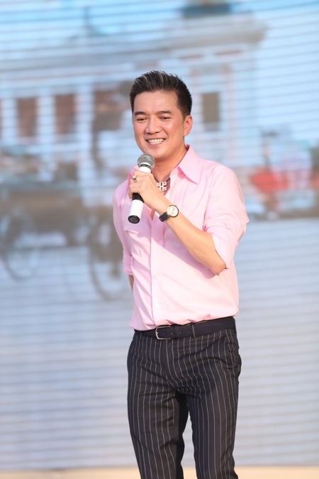 Anh thể hiện bài hát