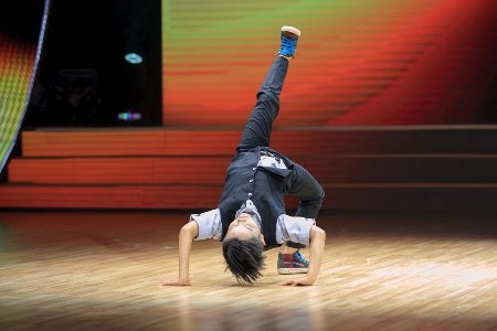 Trang phục mà cậu bé mặc đi thi là do mẹ của mình may trước khi qua đời