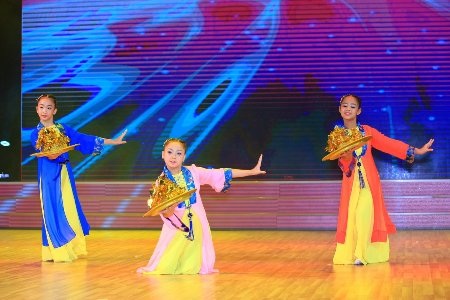 Tiết mục múa mâm của 3 cô gái nhóm Sisi