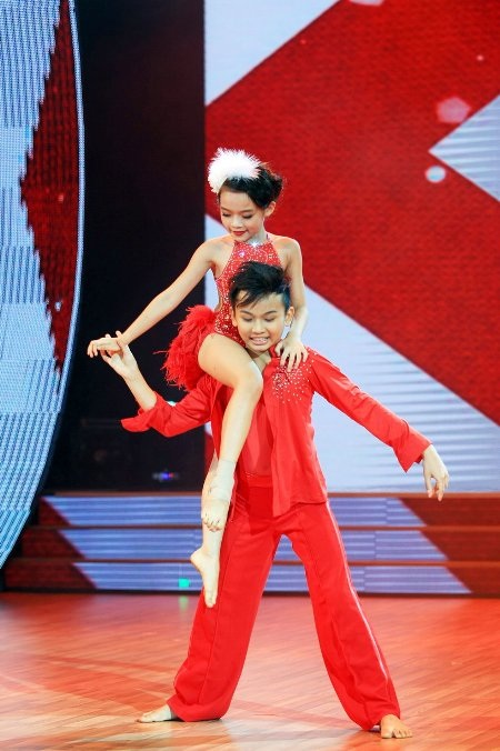 Phần mở màn tuyệt vời của cặp đôi dance sport Linh Hoa - Minh Quân