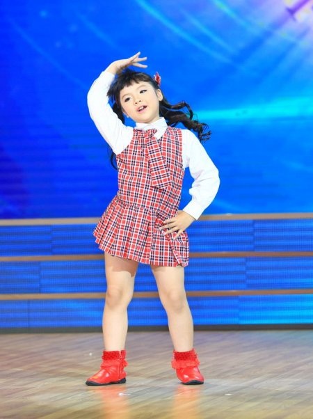 Vẻ đáng yêu của cô bé thích các điệu nhảy Hàn Quốc - Phương Trinh