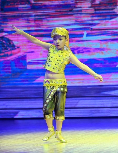 Bài nhảy Bollywood ấn tượng của Long Khánh