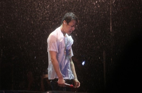 Thành viên Yoochun đầy cảm xúc khi hát dưới mưa