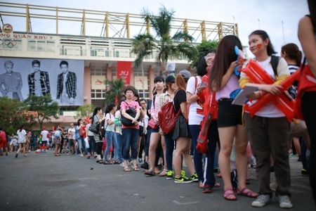 Hàng ngàn fan Việt đứng dưới trời mưa to xem JYJ biểu diễn