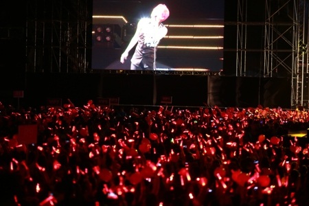 Cả khán đài ngập tràn màu đỏ cổ vũ cho JYJ
