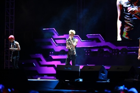 JYJ xuất hiện trong tiếng hò reo của khán giả Việt Nam