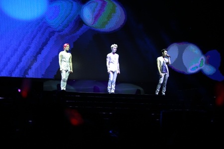 Ba chàng trai đã có những tiết mục biểu diễn hết mình trên sân khấu