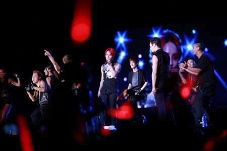 Ba chàng trai đã có những tiết mục biểu diễn hết mình trên sân khấu