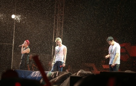 Gần cuối chương trình, trời đổ mưa khá to nhưng JYJ vẫn biểu diễn hết mình trên sân khấu