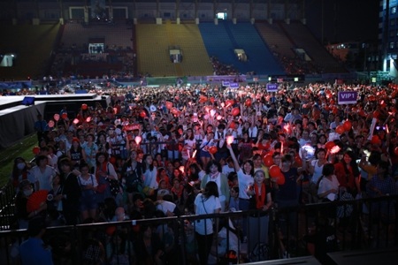 Hàng ngàn khán giả cũng đứng dưới mưa để tiếp tục cổ vũ cho các chàng trai xứ kim chi
