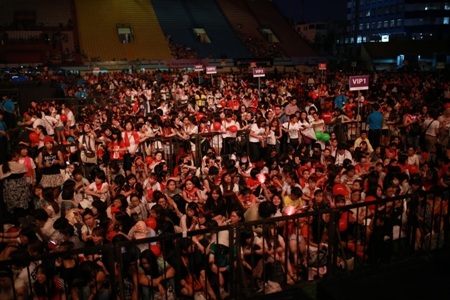 Hàng ngàn khán giả cũng đứng dưới mưa để tiếp tục cổ vũ cho các chàng trai xứ kim chi