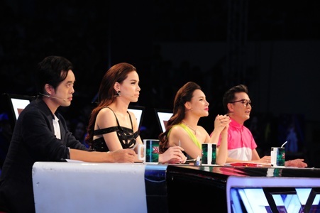 Các giám khảo say sưa với các tiết mục của thí sinh