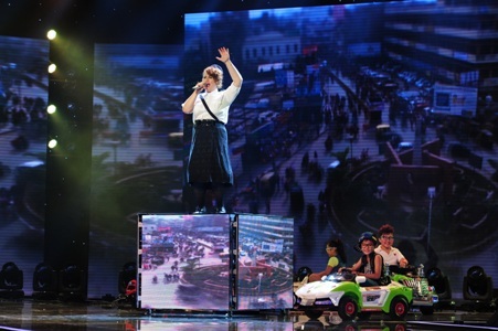 Hạnh Phúc cũng làm mới hình ảnh của mình qua thể loại nhạc sôi động