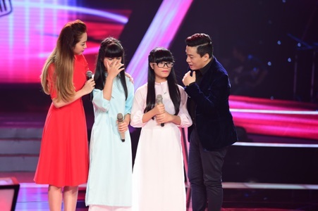 Lam Trường an ủi hai thí sinh phải chia tay với cuộc thi là Yến Nhi và Quỳnh Trâm