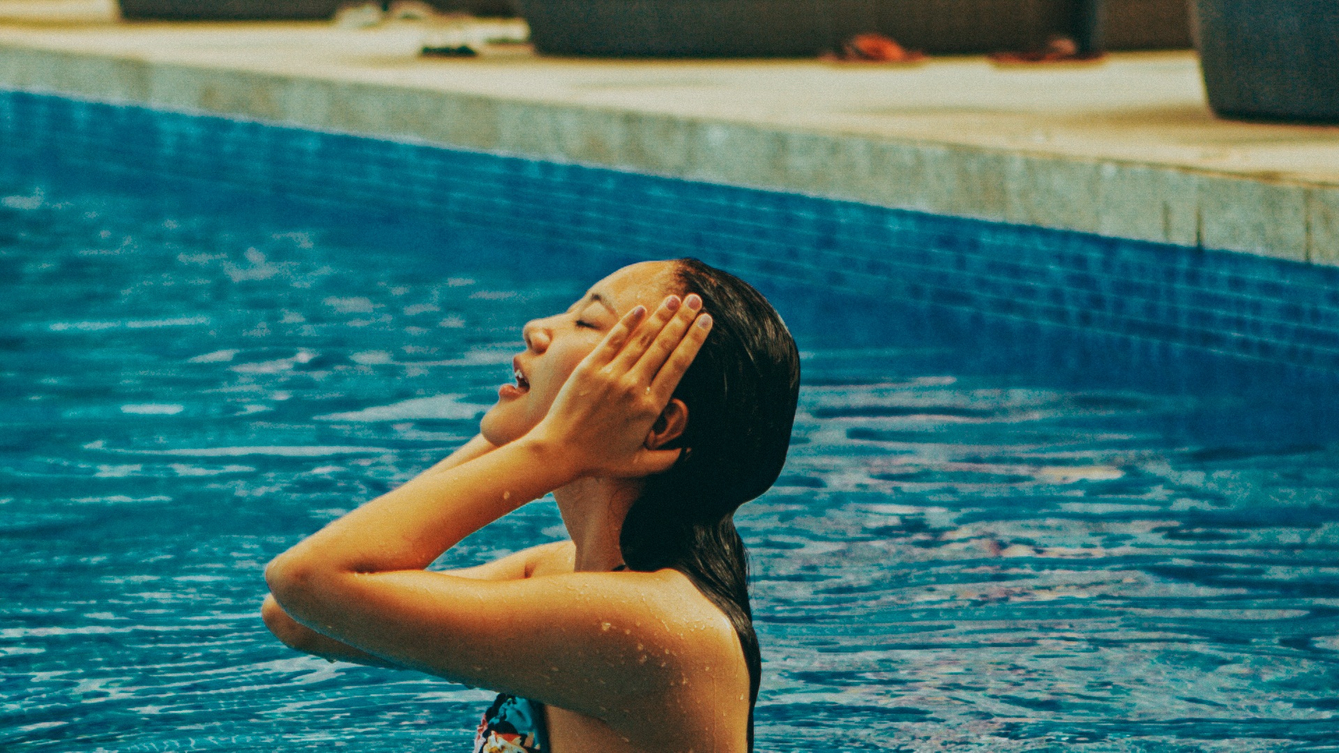 Văn Mai Hương lần đầu chụp hình với bikini - 1 Văn Mai Hương nóng bỏng với bikini trên biển