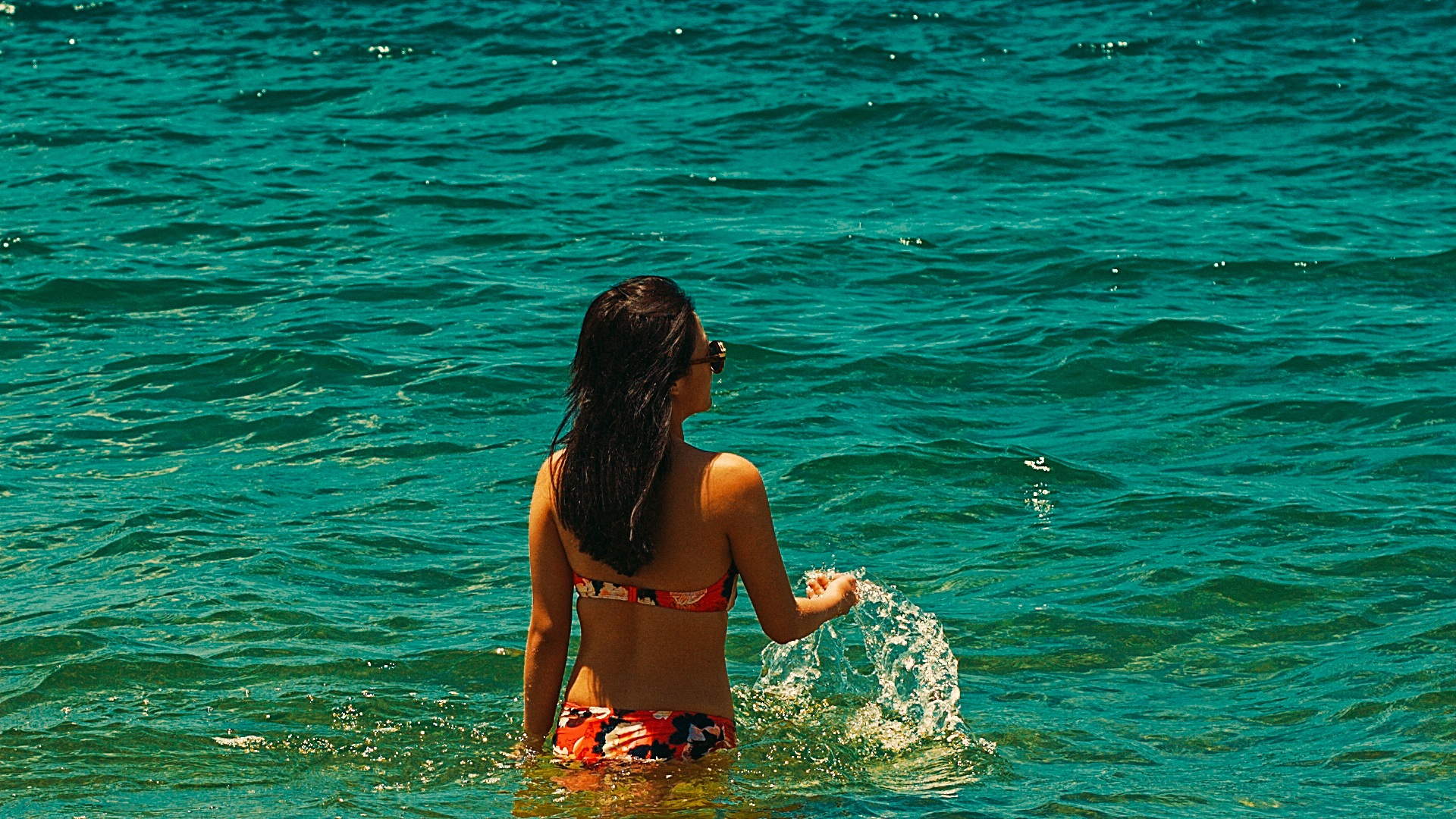 Văn Mai Hương lần đầu chụp hình với bikini - 4 Văn Mai Hương nóng bỏng với bikini trên biển