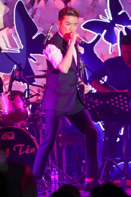 Anh thể hiện cả những bài nhẹ nhàng và sôi động