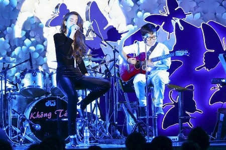 Phương Uyên hỗ trợ Hồ Ngọc Hà trong một tiết mục