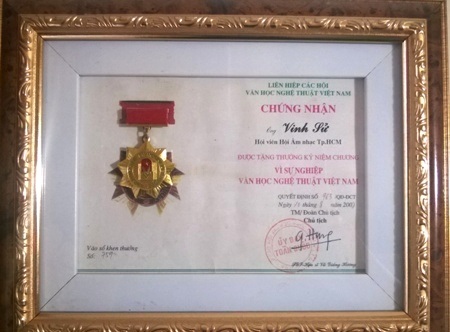 Cuộc sống cơ cực của “ông vua nhạc sến” Vinh Sử - 4 Kỷ niệm chương do Hội âm nhạc TPHCM trao tặng cho nhạc sĩ Vinh Sử
